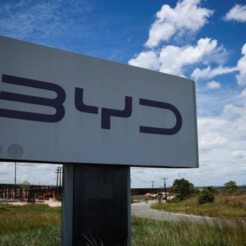 BYD rescinde contrato com construtora após denúncia de trabalho escravo na Bahia; empresa nega