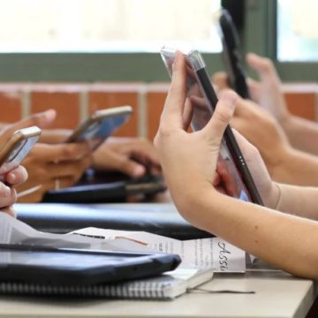 Câmara de Vereadores de Salvador aprova projeto que proíbe celulares em salas de aula