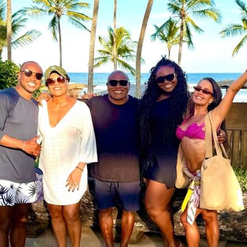 Carol Peixinho abre álbum de fotos com família de Thiaguinho em destino turístico na Bahia