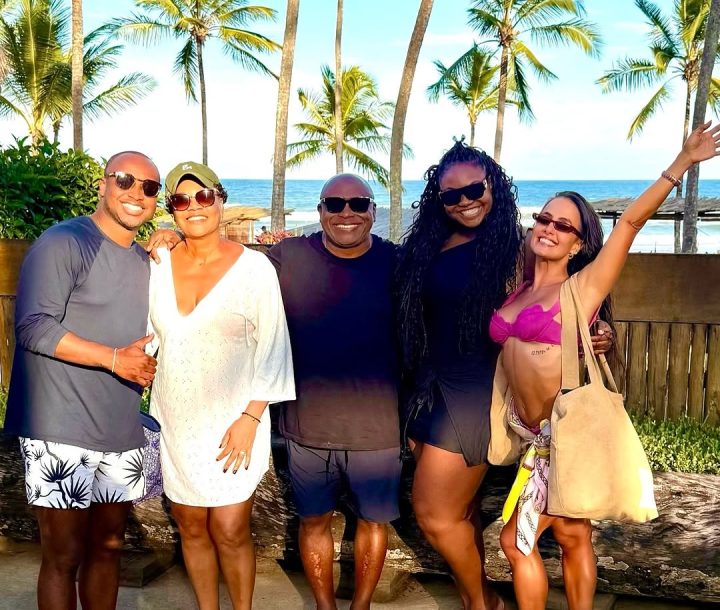 Carol Peixinho abre álbum de fotos com família de Thiaguinho em destino turístico na Bahia