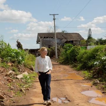 Cate Blanchett viaja por regiões afetadas pela enchente no Rio Grande do Sul em missão da ONU