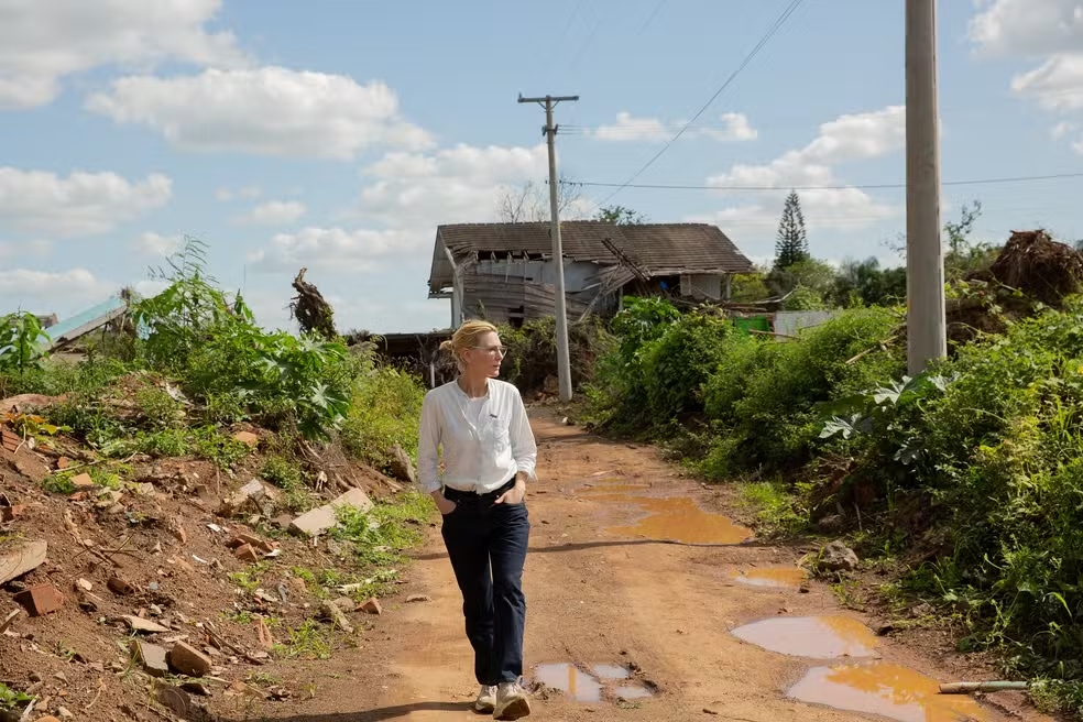 Cate Blanchett viaja por regiões afetadas pela enchente no Rio Grande do Sul em missão da ONU