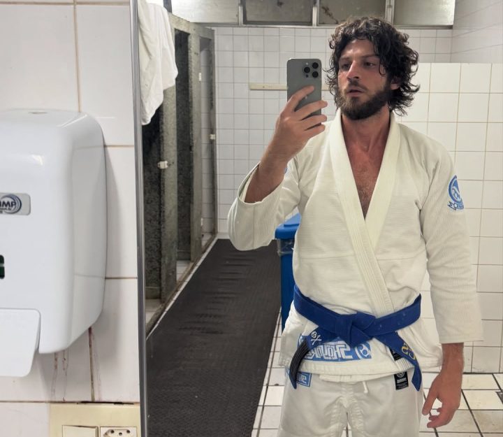 ‘Tanto faz’: Chay Suede pede ajuda aos fãs e recebe elogios