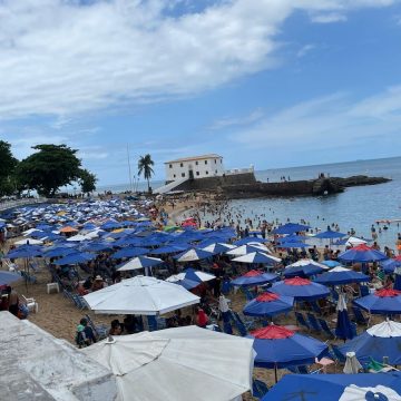 Soteropolitanos e turistas vão ao Porto da Barra para último banho de mar de 2024