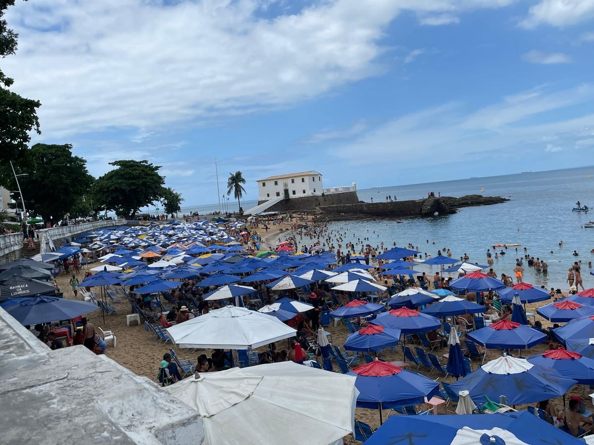 Soteropolitanos e turistas vão ao Porto da Barra para último banho de mar de 2024