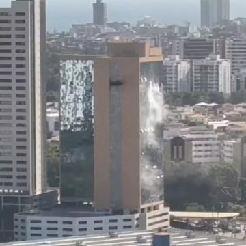 Incêndio atinge prédio empresarial em avenida de Salvador