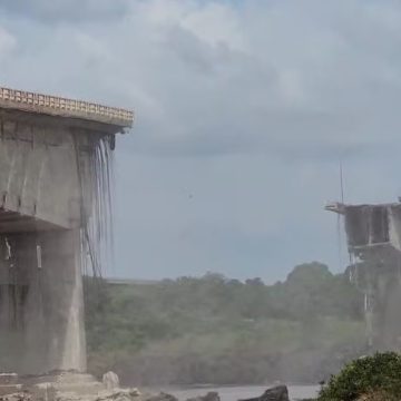 Ponte que liga os estados do Maranhão e Tocantins desaba sobre rio