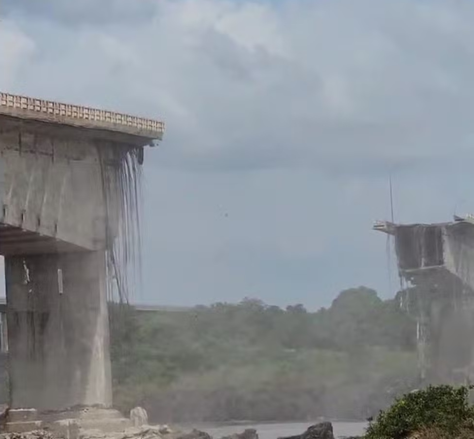 Ponte que liga os estados do Maranhão e Tocantins desaba sobre rio