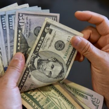 Dólar bate recorde histórico e fecha acima de R$ 6,08