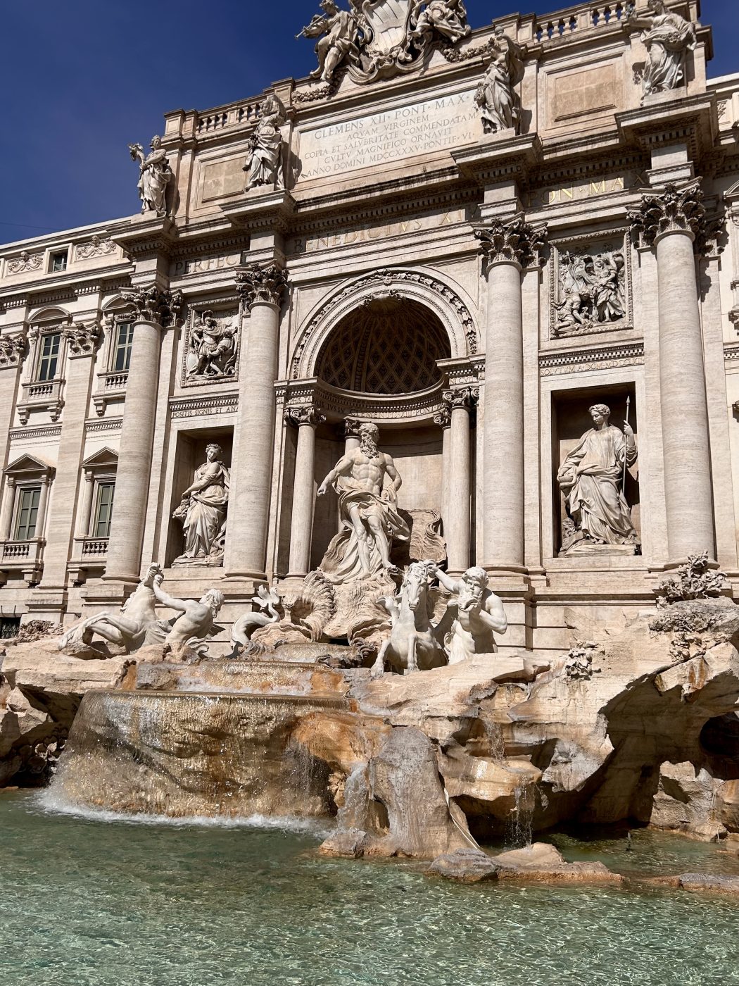 Fontana di Trevi, em Roma, é reaberta após três meses de obras, agora com limite de acessos