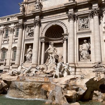 Fontana di Trevi, em Roma, é reaberta após três meses de obras, agora com limite de acessos