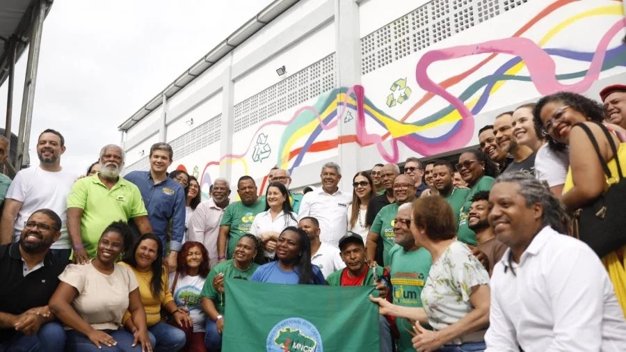 Catadores de material reciclável ganham primeiro galpão de triagem em Salvador