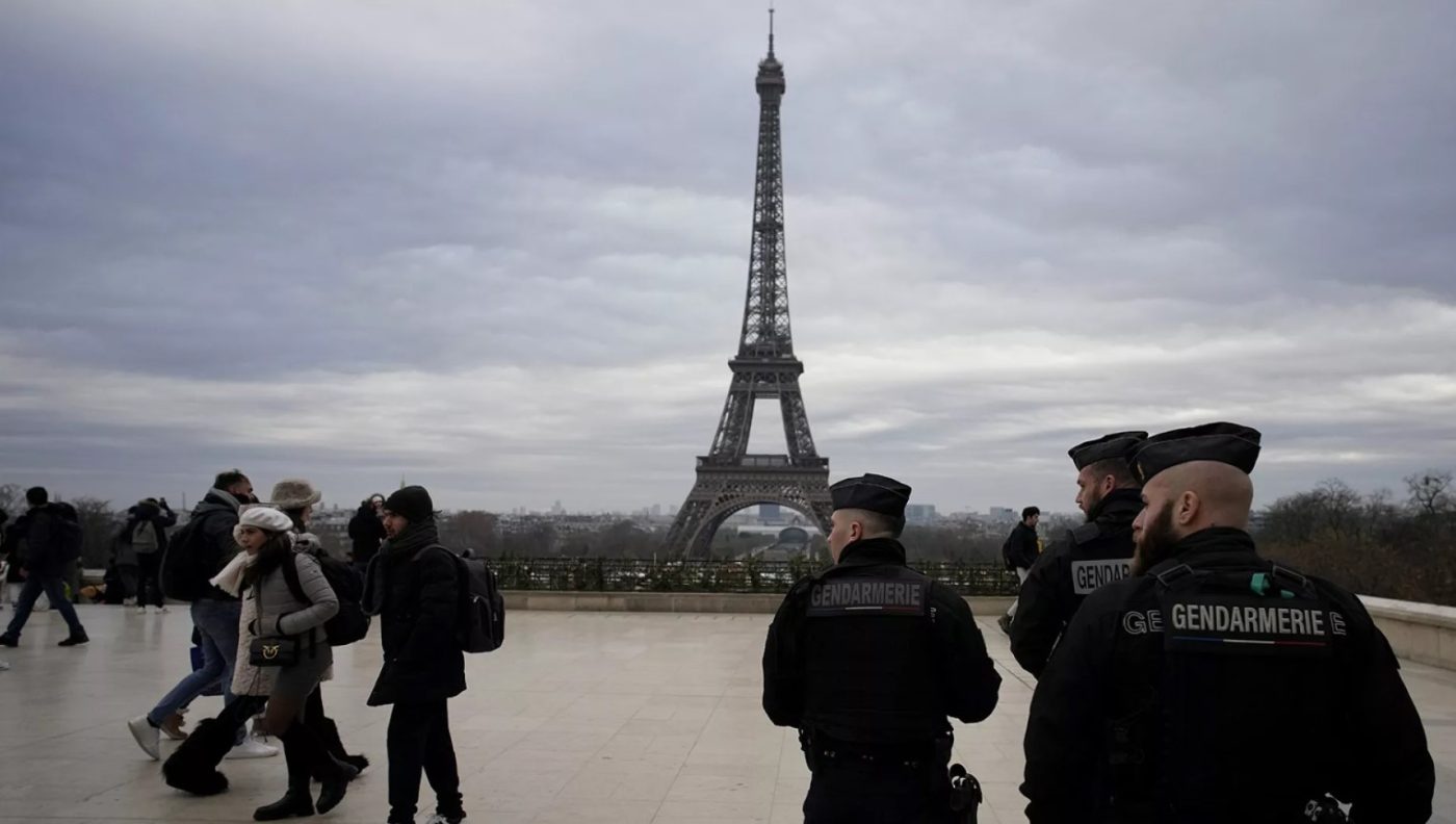 Torre Eiffel é evacuada após incêndio em elevador