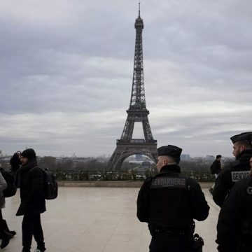 Torre Eiffel é evacuada após incêndio em elevador