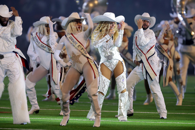 Performance histórica de Beyoncé no Halftime Show de Natal da NFL fica disponível no streaming