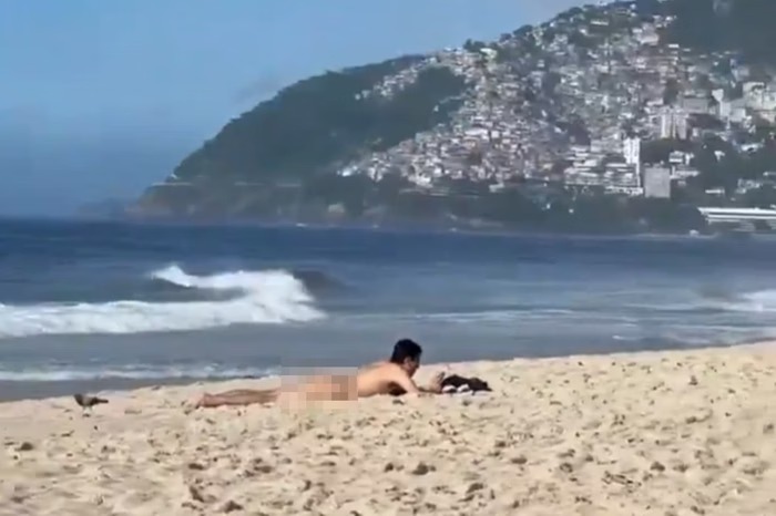 Garoto de Ipanema: homem é flagrando tomando sol nu em praia carioca