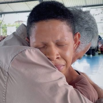 ‘Salvou minha vida’: aluno faz homenagem comovente a professor na Bahia; veja vídeo