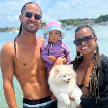 Jeniffer Nascimento faz passeio de barco com a família em Salvador