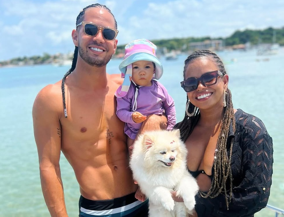 Jeniffer Nascimento faz passeio de barco com a família em Salvador