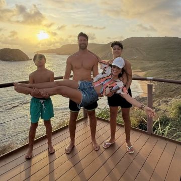 Juliana Paes aproveita praia em Noronha com marido e filhos