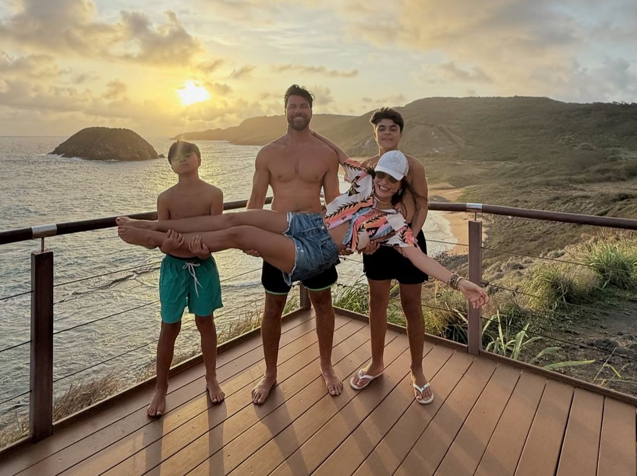 Juliana Paes aproveita praia em Noronha com marido e filhos