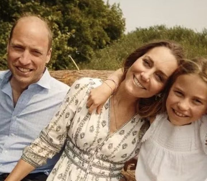 Príncipe Louis rouba a cena em cartão de Natal da família real; veja foto
