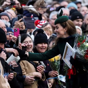 Kate Middleton recebe carinho dos súditos durante festividade de Natal na Inglaterra