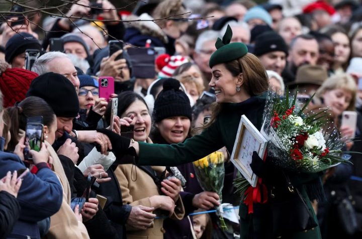 Kate Middleton recebe carinho dos súditos durante festividade de Natal na Inglaterra