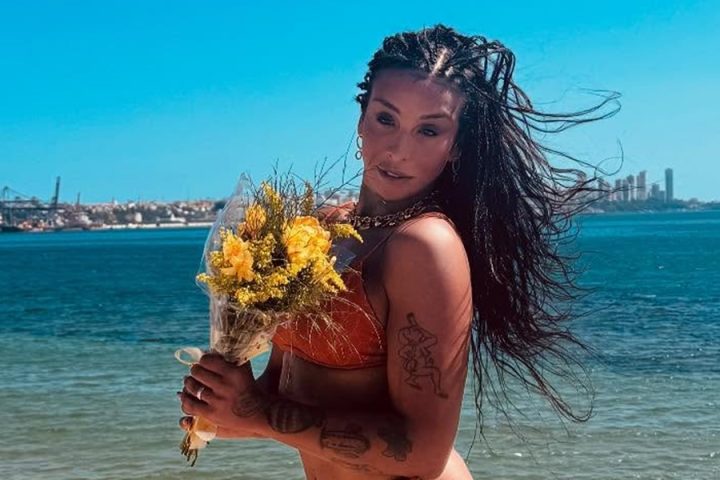 Sol e mar! Linn da Quebrada curte praia em Salvador com amigos; veja cliques