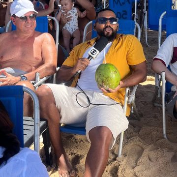 Repórter surpreende ao encerrar reportagem ao vivo e se jogar no mar; veja vídeo