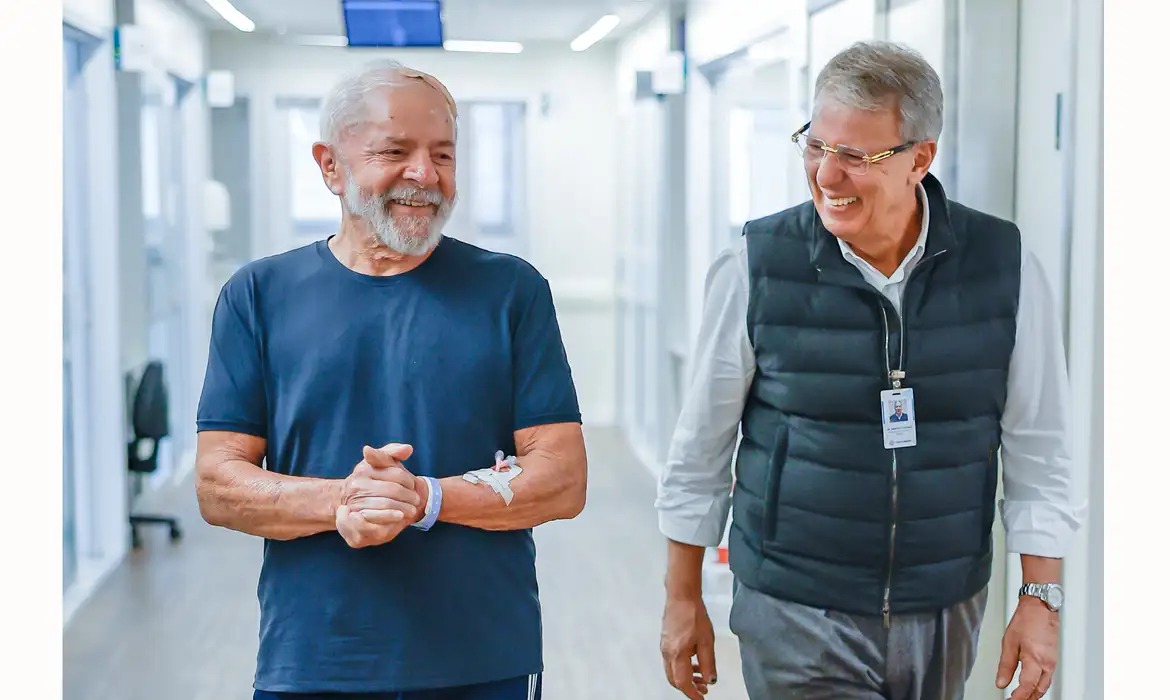 Presidente Lula recebe alta e deixará hospital ainda neste domingo (15)