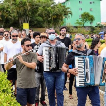 Sob acordes de sanfona, corpo de vocalista do Forró da Gota é enterrado em Salvador