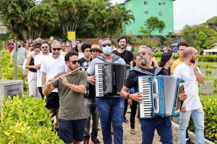Sob acordes de sanfona, corpo de vocalista do Forró da Gota é enterrado em Salvador
