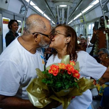 Meio século de afeto: idosos renovam votos de casamento dentro do metrô