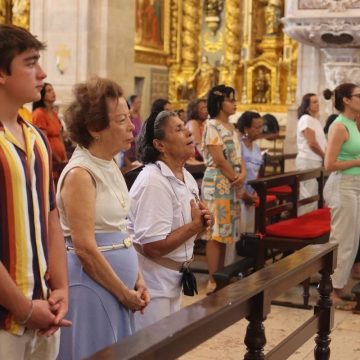 Baianos e turistas assistem a missa de Natal na Catedral Basílica de Salvador