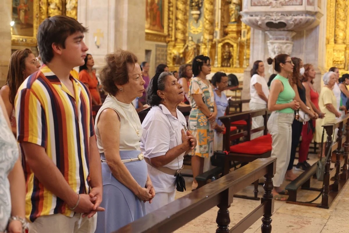 Baianos e turistas assistem a missa de Natal na Catedral Basílica de Salvador