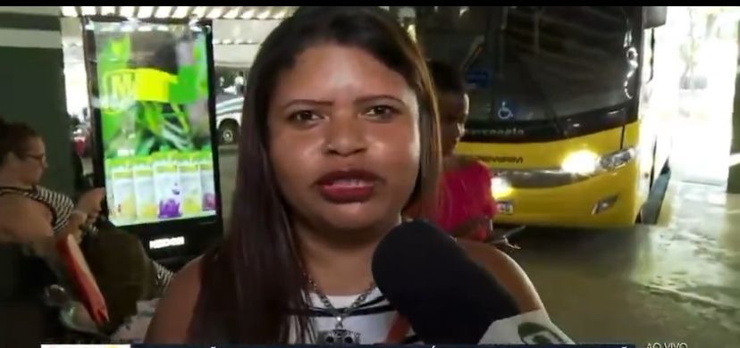 Mulher surpreende repórter ao vivo e vira sensação nas redes sociais; veja vídeo