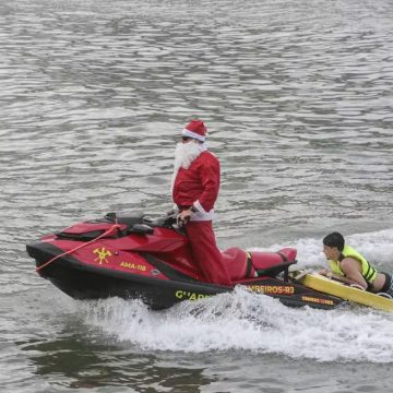 Papai Noel dos bombeiros resgata jovens que faziam stand-up paddle e ficaram à deriva em praia no Rio de Janeiro