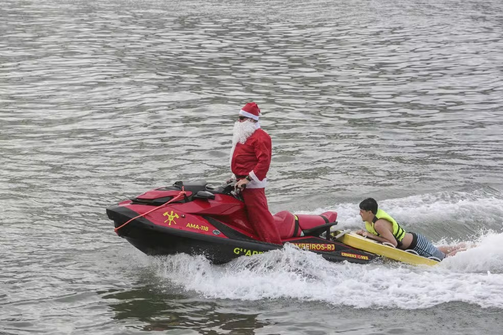 Papai Noel dos bombeiros resgata jovens que faziam stand-up paddle e ficaram à deriva em praia no Rio de Janeiro