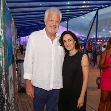 Pedro Bial faz rara aparição com esposa em show de samba no Rio de Janeiro