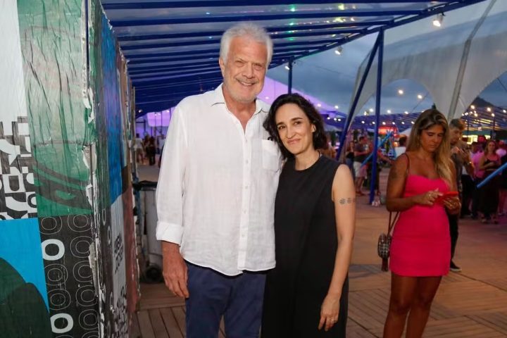 Pedro Bial faz rara aparição com esposa em show de samba no Rio de Janeiro