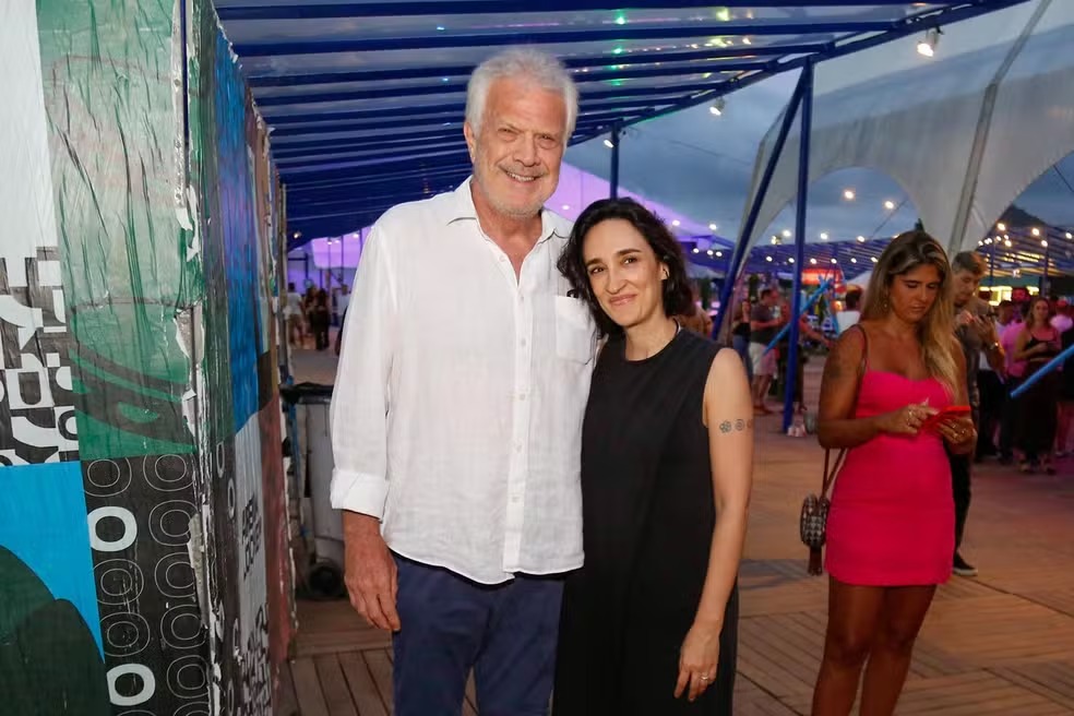 Pedro Bial faz rara aparição com esposa em show de samba no Rio de Janeiro