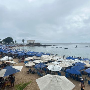 Deu praia em Salvador: chuva rápida não afasta banhistas do Porto da Barra