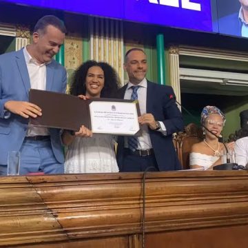 Ricardo Ishmael recebe Título de Cidadão de Salvador durante sessão solene