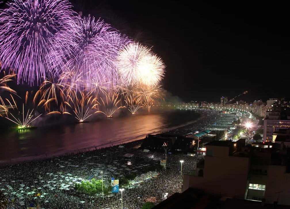 Mais de 2 milhões de pessoas devem acompanhar o Réveillon em Copacabana, no Rio de Janeiro