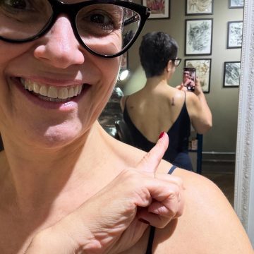 Sandra Annenberg faz duas tatuagens nas costas e não esconde significado; veja