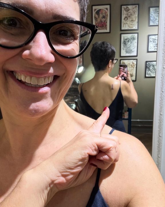 Sandra Annenberg faz duas tatuagens nas costas e não esconde significado; veja