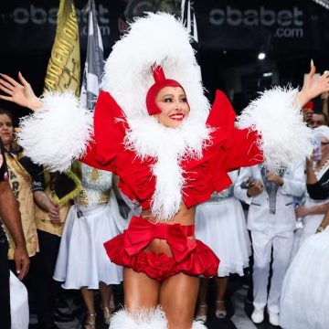 Sabrina Sato vira ‘Mamãe Noel’ em ensaio de carnaval da Gaviões da Fiel