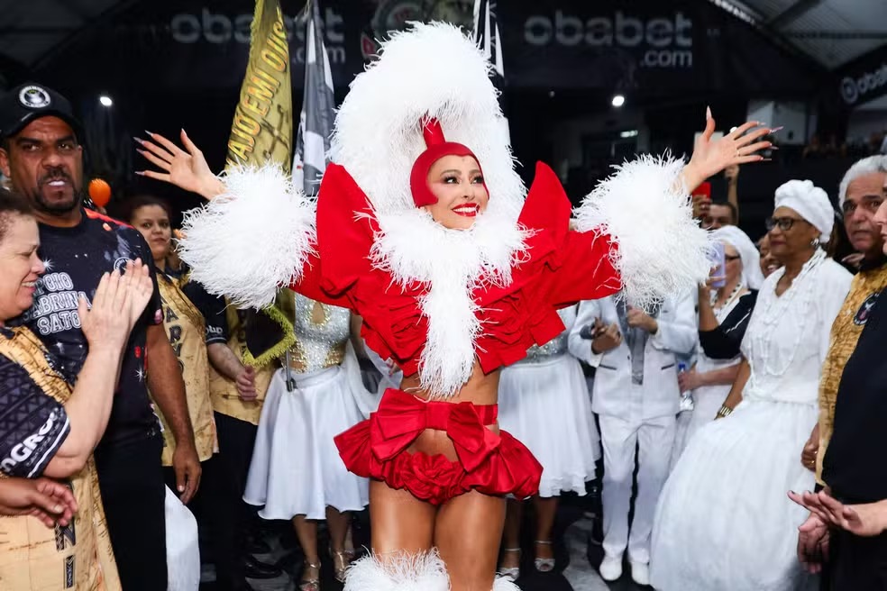 Sabrina Sato vira ‘Mamãe Noel’ em ensaio de carnaval da Gaviões da Fiel