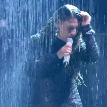 Simone Mendes toma banho de chuva durante apresentação no ‘Melhores do Ano’; veja vídeo